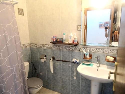 y baño con lavabo y aseo. en Appartement 400m plage 4eme étage en El Jadida