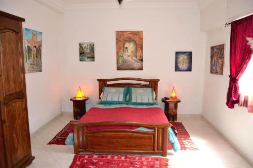 1 dormitorio con cama de madera en una habitación en Appartement 400m plage 4eme étage en El Jadida