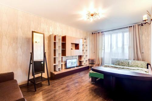 モスクワにあるFortEstate Volgina 25のリビングルーム(ベッド1台、テレビ付)