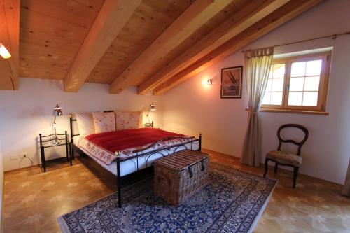 um quarto com uma cama com um edredão vermelho em Chalet Du Mont em Château-d'Oex