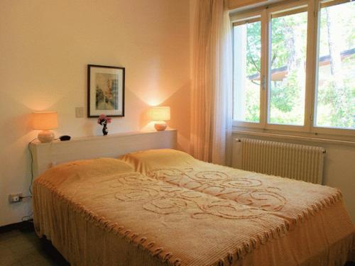 a bedroom with a large bed and a window at Lignano Riviera villa economica in Lignano Sabbiadoro