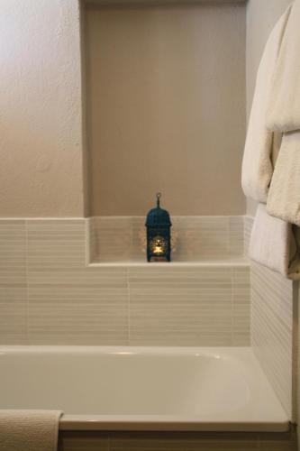 a bathroom with a candle sitting on a shelf in a bath tub at Bed & Breakfast Casa El Sueño in Arcos de la Frontera
