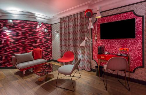Μια τηλεόραση ή/και κέντρο ψυχαγωγίας στο Idol Hotel