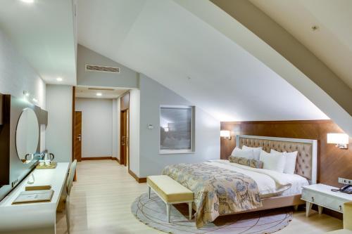 Una cama o camas en una habitación de Demircioğlu Park Hotel