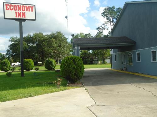 a driveway inn sign in front of a building at Super 6 Inn in Carencro