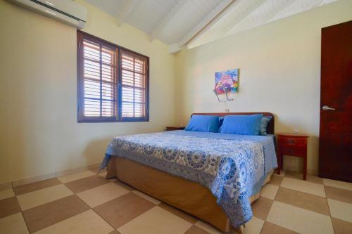 Villa at the Beach, Blue Bay Golf & Beach Resort tesisinde bir odada yatak veya yataklar