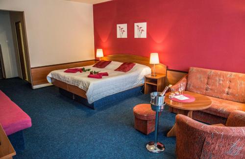 Un pat sau paturi într-o cameră la Hotel Centrum Harrachov