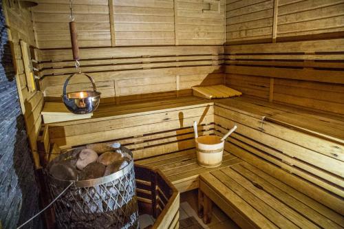 un interior de una sauna con un cubo en Hotel Centrum Harrachov, en Harrachov