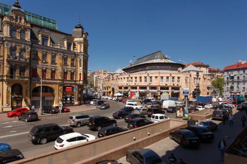 a busy city street filled with lots of cars at Basseynaya Apart Hotel in Kyiv