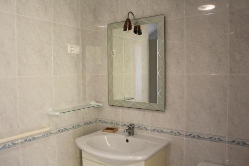 a bathroom with a sink and a mirror at Hostal Arli in San Francisco