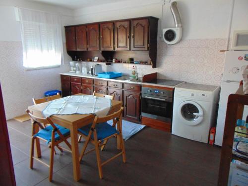 A kitchen or kitchenette at Villa Gonçalo