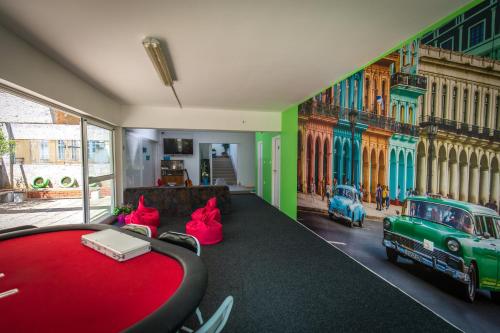 un soggiorno con una camera decorata con un murale per auto di Crazy House Hostel a Pola (Pula)