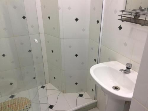 Bilik mandi di Hotel Ferreira Viana