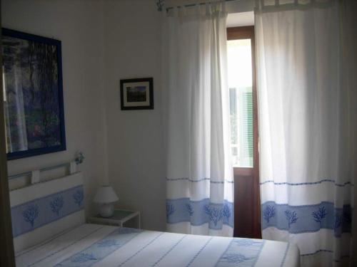 アルゲーロにあるCuore del centro storicoのベッドルーム(ベッド1台、窓付)