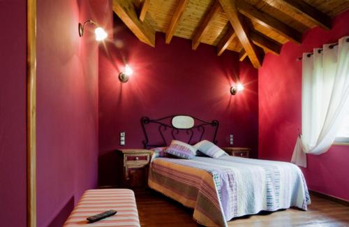 Cama ou camas em um quarto em Apartamentos Rurales El Fresnu
