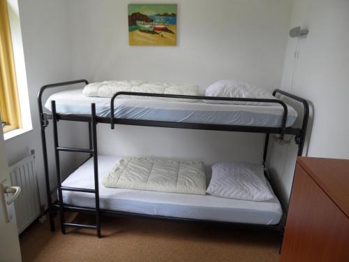 two bunk beds in a room with a wall at Vakantiehuizen Hollandse Kust in Julianadorp