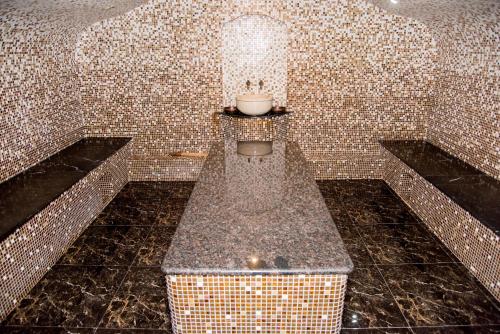 uma casa de banho com WC num quarto em azulejo em Espero Hotel Resort & Spa em Essentuki