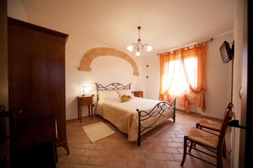 a bedroom with a bed and a window at Agriturismo La Spiga D'Oro in Frontino