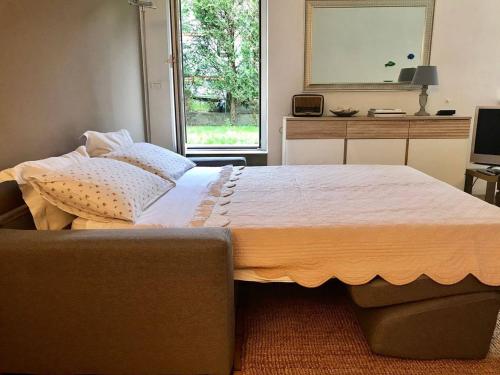 una camera con un grande letto e una finestra di Casa Smile a Riva del Garda