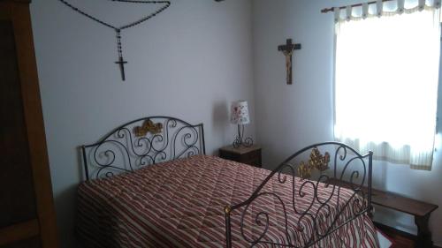 1 dormitorio con 1 cama con manta roja y ventana en Casa Aldeia da Luz - Barragem do Alqueva, en Luz