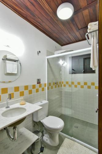 a bathroom with a toilet and a sink and a shower at Espaço CurAmar - Praia de Itamambuca in Ubatuba