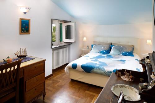 サンタニェッロにあるVilla Eugeniaのベッドルーム1室(青と白の掛け布団付きのベッド1台付)