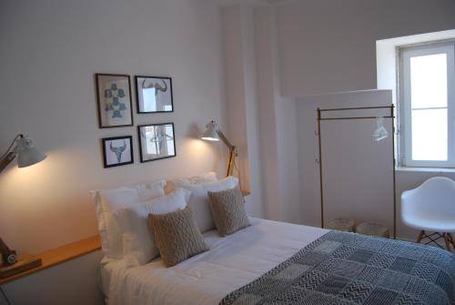 リスボンにあるBerta Village, Old quarterのベッドルーム1室(枕付きのベッド1台、窓付)