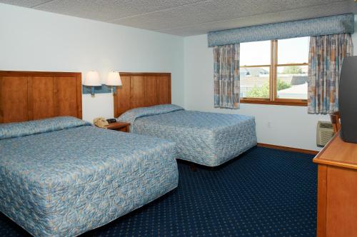 Кровать или кровати в номере Sea Crest Inn