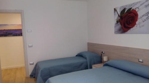 Paganella Apartment tesisinde bir odada yatak veya yataklar