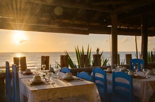 een tafel met uitzicht op de oceaan in een restaurant bij Pousada San Antonio Praia in Caraíva
