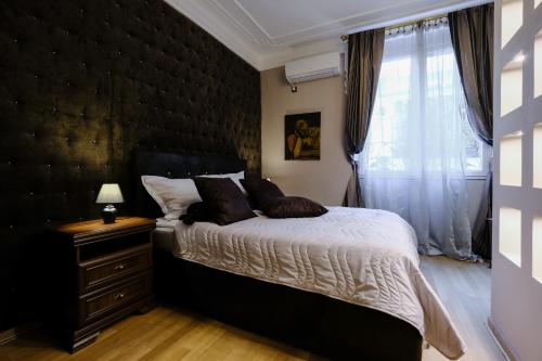 Una cama o camas en una habitación de Ben Akiba Luxury Suites