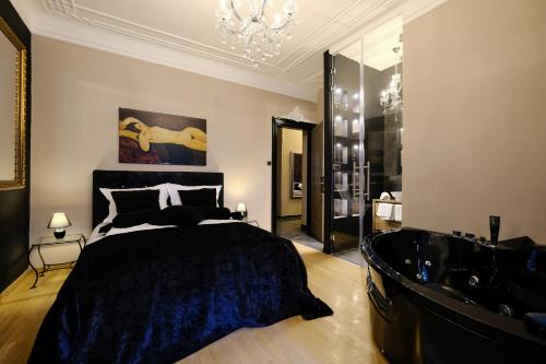 Una cama o camas en una habitación de Ben Akiba Luxury Suites