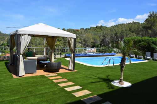 OlivellaにあるVilla Los Pinos 14 People AC Very confortable Outdoor area View Calm Area 10 minutes Drive From Sitgesの椰子の木が並ぶスイミングプールの展望台