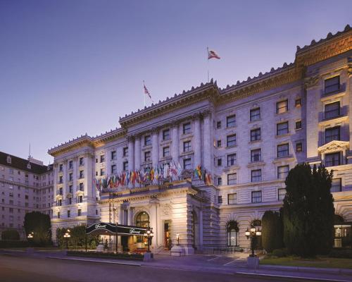 舊金山的住宿－舊金山費爾蒙特酒店，一座大建筑,上面有旗帜