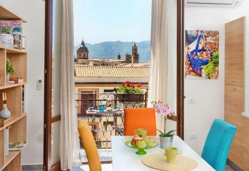 Cette chambre dispose d'une table, de chaises et d'un balcon. dans l'établissement Capo House, à Palerme