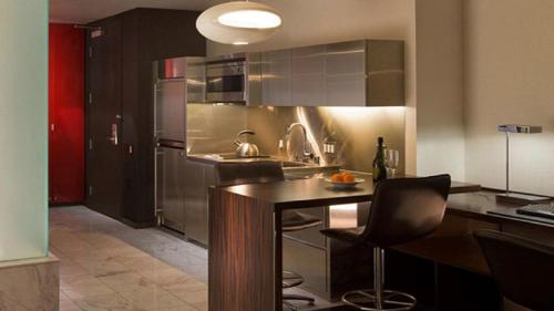Strip Views Studio Suite 22