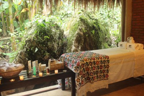 a room with a bed and a table with candles at Hotel Boutique La Casona de Don Porfirio in Jonotla