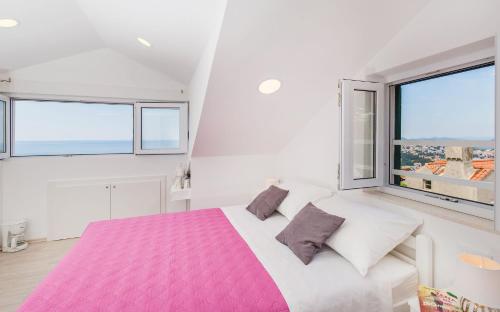 Una cama o camas en una habitación de Sobe na Konalu