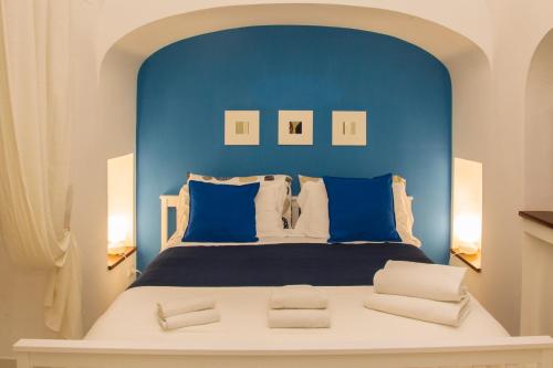 - une chambre bleue avec un lit aux murs bleus dans l'établissement Capri Blue, à Capri