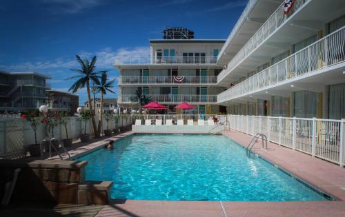 Bazén v ubytování Paradise Oceanfront Resort of Wildwood Crest nebo v jeho okolí