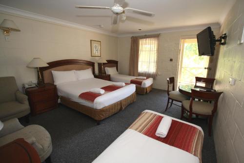 Giường trong phòng chung tại Picton Valley Motel Australia