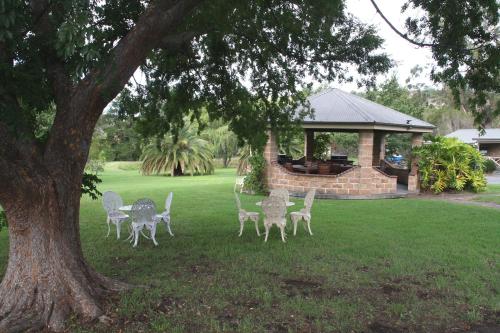 a group of chairs and a table in a yard at Picton Valley Motel Australia in Picton