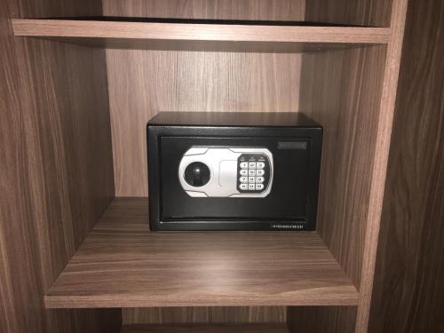 a microwave in a shelf in a hotel room at Hangar Inn Guadalajara Aeropuerto in Guadalajara