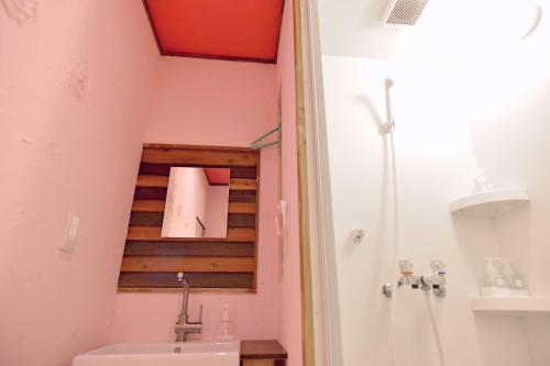 un bagno con lavandino e WC di Good Trip Hostel & Bar a Odawara