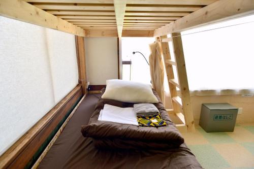 سرير أو أسرّة في غرفة في Good Trip Hostel & Bar