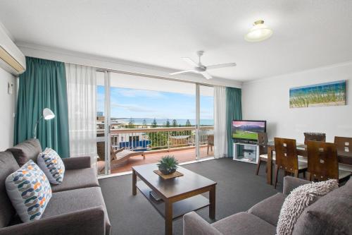 TV a/nebo společenská místnost v ubytování Port Pacific Resort