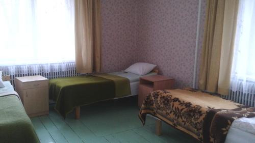 Habitación pequeña con 2 camas y ventana en Rubeni, en Pilskalne