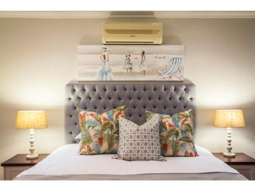 Una cama o camas en una habitación de The Hamptons Guest House