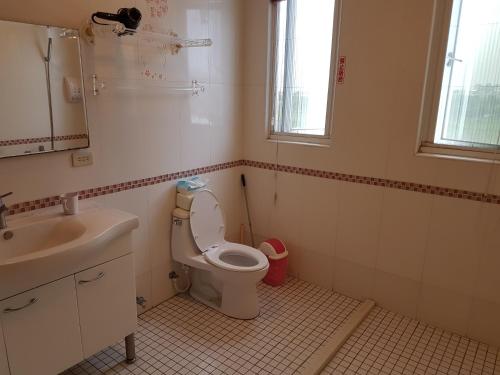 a bathroom with a toilet and a sink at Emaly Homestay in Taitung City