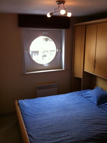 Säng eller sängar i ett rum på appartement in nieuwpoort